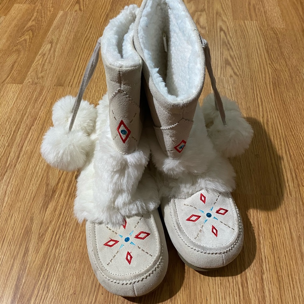 Women’s Cream Fluffy Size 10 Boots